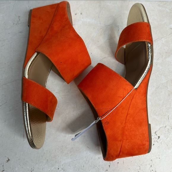 🆕 NWT Aerosoles Wheeler Wedge Sandals in Mandarin - Gold Faux Suede | Size 9 - Picture 2 of 12